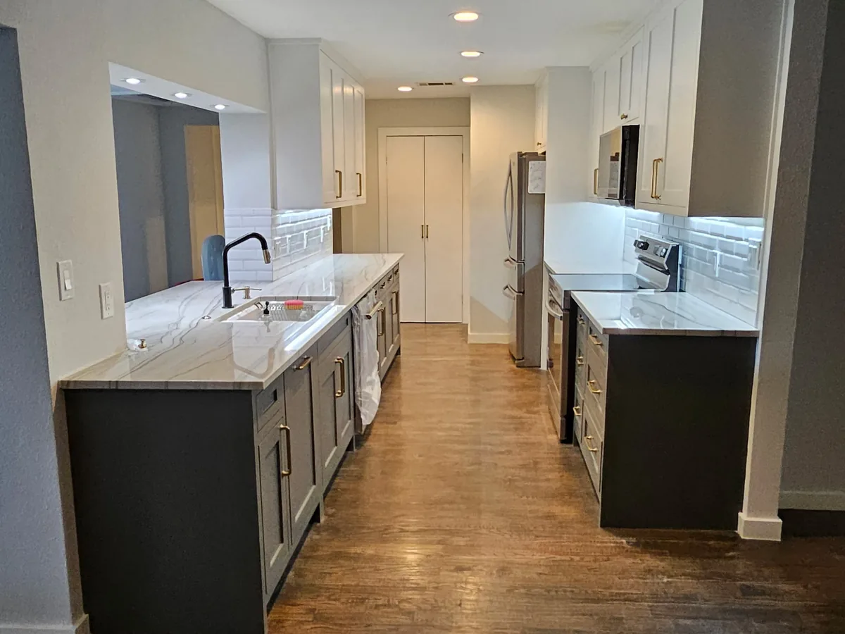 Kitchen remodel with quartz counters and two tone cabinets